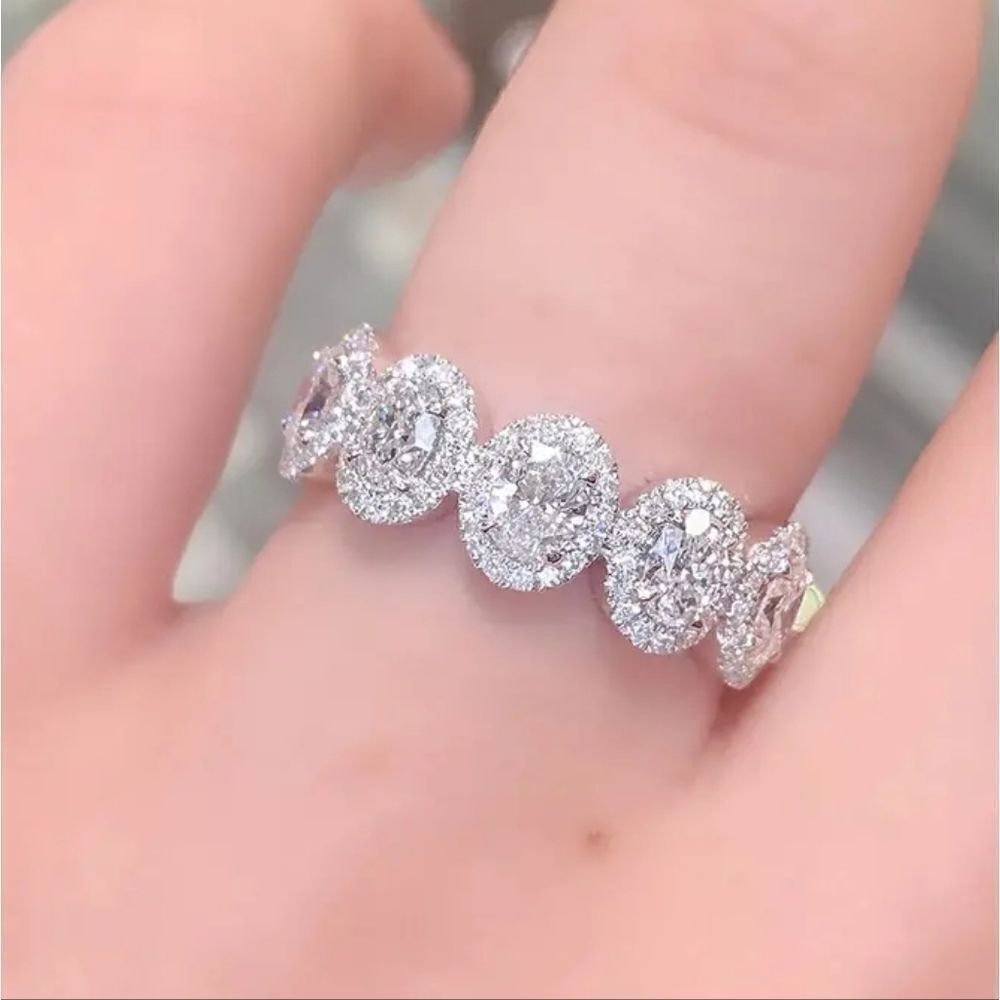 Stunning diamond wedding ring sz 7